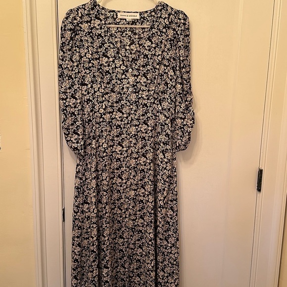 Emma & Michele Dresses & Skirts - EMMA AND MICHELE 3/4 sleeve dress with slit!